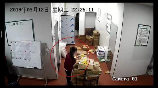 △库房监控视频显示,有人将姜黄粉撒在鸡腿肉上拍照