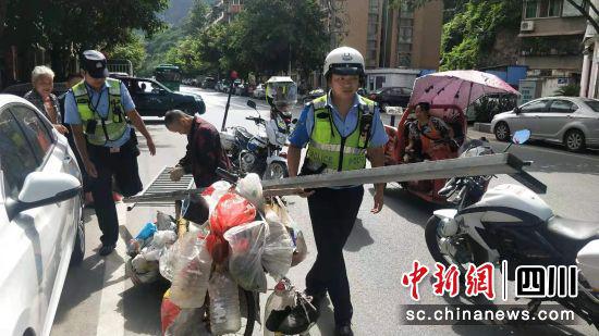 男子被挡获(石棉警方 供图)