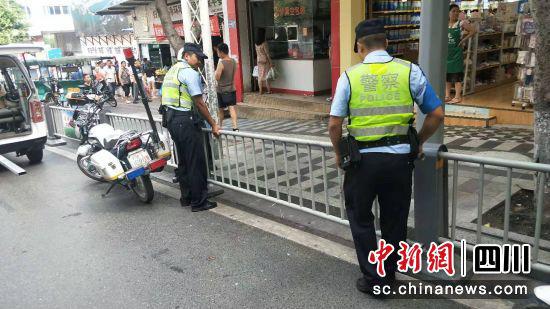民警重新装上护栏(石棉警方 供图)