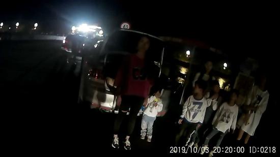 监控画面显示的交警查货现场。 受访者 供图
