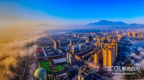云雾里的峨眉山市 王家斌 摄