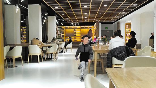 图书馆内奔跑打闹的小孩