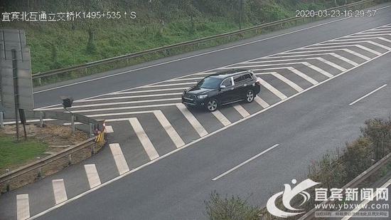 监控拍到越野车正在高速路上倒车。（高速交警 供图）