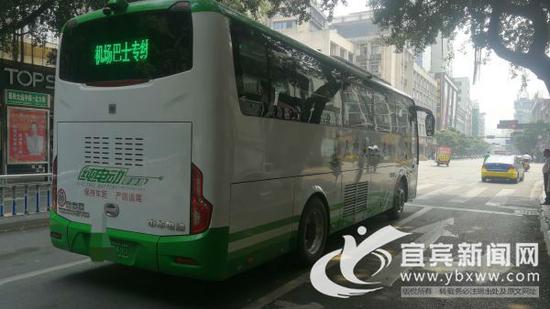 行驶在路上的新能源专线公交车。(宜宾新闻网 何东 摄)