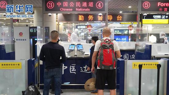 　3月26日，在成都双流国际机场入境大厅，入境旅客在排队办理边检手续。新华社发 （尹恒 摄）