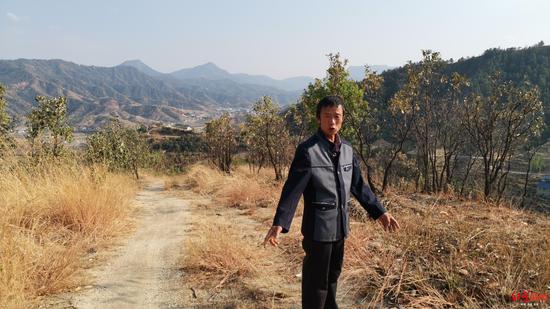 ↑何元能說擴建的道路,有的地方原本就有三四米寬