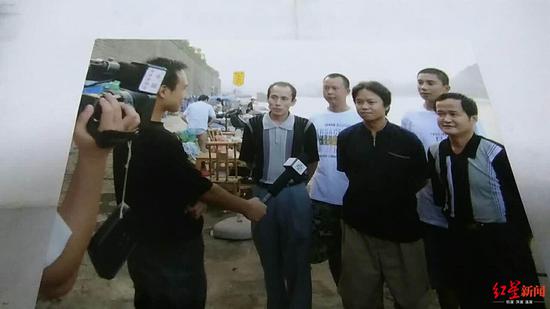 ↑当年央视采访救护队成员，后排左一为罗文。