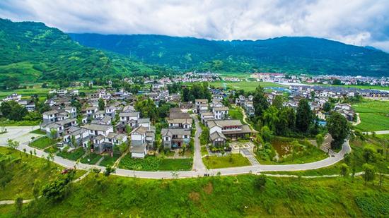 灾后恢复重建的芦山县龙门镇青龙场村