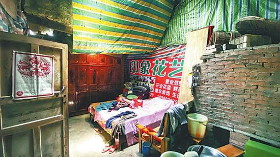 狮子桥村10社居民家的卧室上方搭着塑料棚。