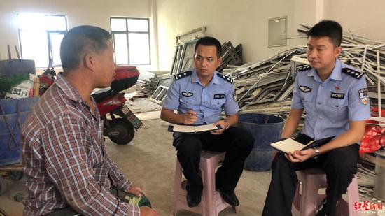 ↑民警回访受害人家属。