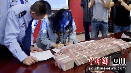 民警清点追回的款项。 警方提供
