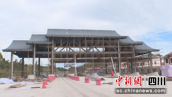 正在修建中的进出口。李书炳 摄