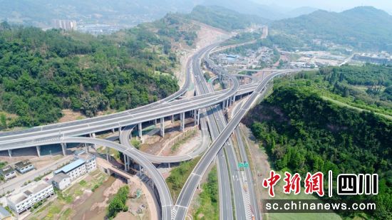 雅叶高速雅康段对岩互通枢纽。四川交投藏高雅康公司提供