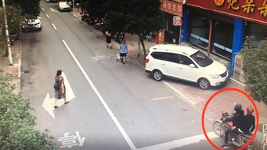 兩名嫌疑人飛車搶奪現場(監控截圖)