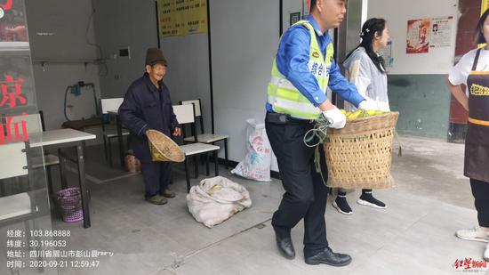 執法隊員幫助老人