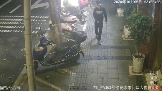 嫌疑人张某盗窃监控视频截图