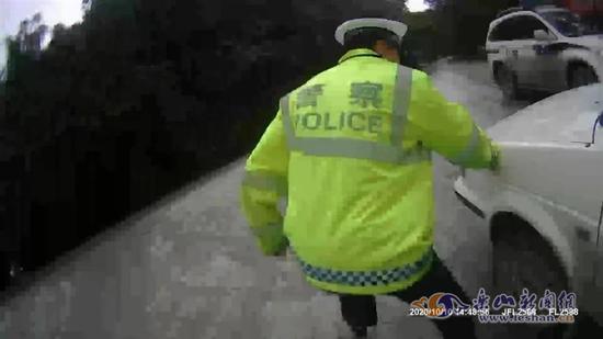 違法嫌疑人姜某軍駕車沖卡逃離現場