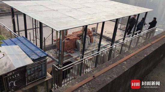 小區樓頂正在修建的違章建筑