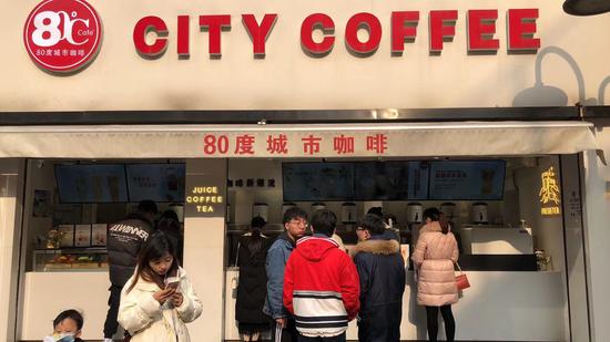 临近春节，重庆小伙赵庆的奶茶店生意越来越好。刘钰汶摄。