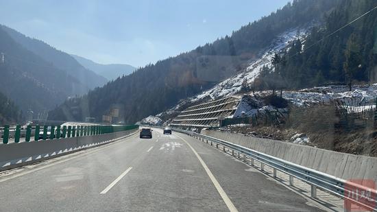 穿行川西高原的雪域高速。王眉灵摄