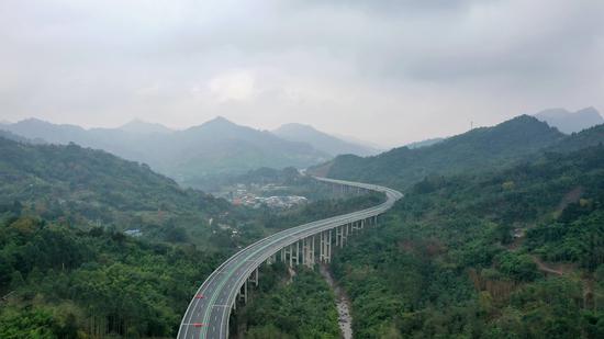 仁沐新高速马边支线即将通车,是首条深入小凉山腹地的高速公路。四川交投集团供图