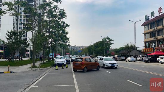 駛出小區逆行的車輛