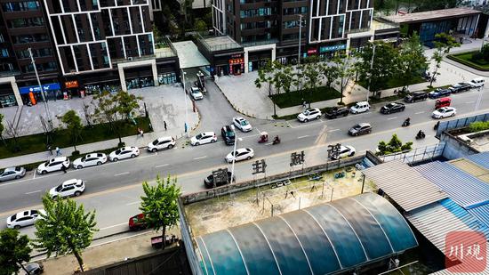 小區停車場出入口外街邊車位停滿的車輛形成一道視覺屏障