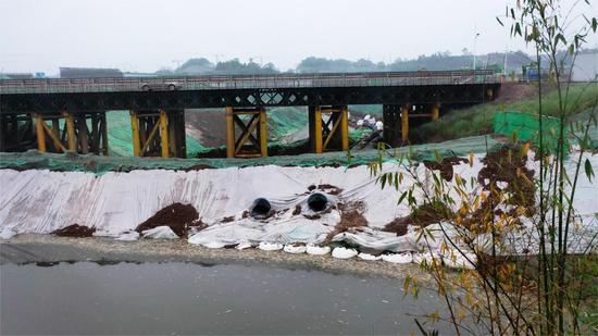 临时排水管高于河床，河道断流。