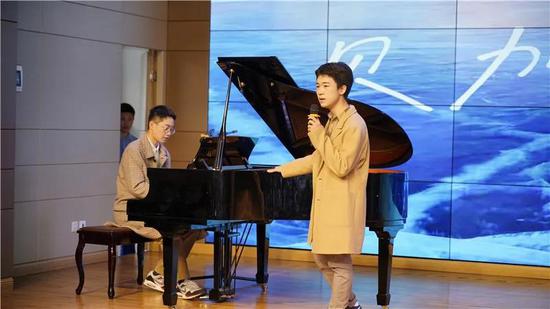 宁子杰、朱润天《贝加尔湖畔》