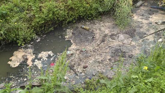 老鲢鱼洞U型渠漂浮大量油污、生活垃圾，水体黑臭