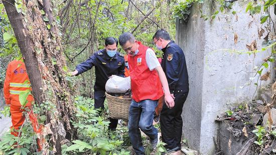 城管、環衛工作人員及志愿者共同參與大掃除