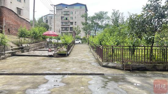院落景象(果蔬地+停車場)。