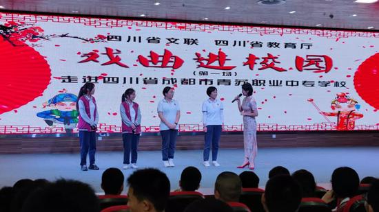 同学们登台互动