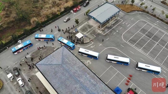 广安武胜到重庆合川跨省域公交线路开通(吴迪/摄)