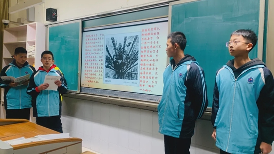 初二课题组分组答辩现场