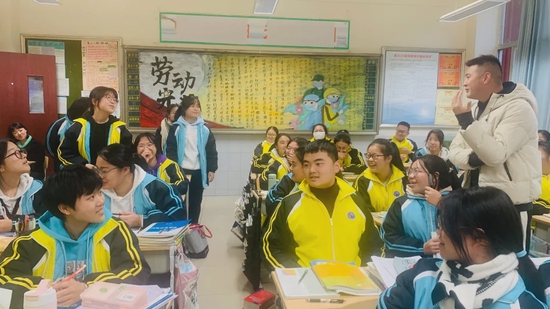 高二课题组分组答辩现场