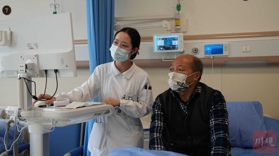 四川大学华西天府医院的护士正在为患者登记病历。 四川在线记者 吴枫 摄