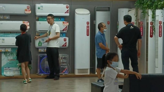 成都某家電賣場顧客在選購空調