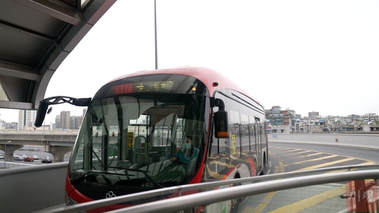 成都公交集團(tuán)新采購(gòu)?fù)度脒\(yùn)營(yíng)的公交車輛側(cè)窗,均具有一定的紫外線阻隔功能。