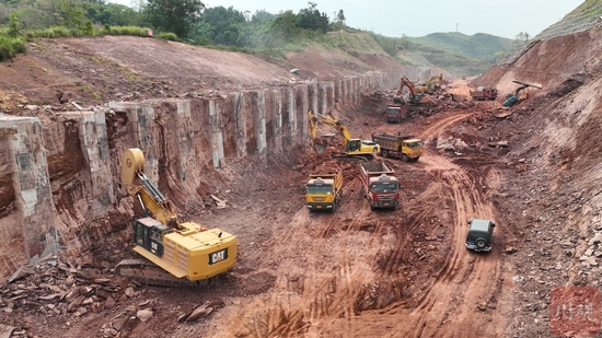 9月8日，川渝高竹新区南北大道三期邻水段建设现场，建设单位正争分夺秒抢工期。