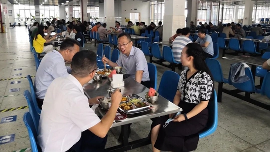 双流教育局局长陈廷刚对棠中师生食堂菜品卫生及营养搭配给予了高度评价
