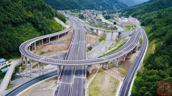9月23日建成通车的广元至平武高速公路青川段 。四川省交通运输厅供图