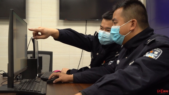 ↑辦案民警調取證據 警方供圖