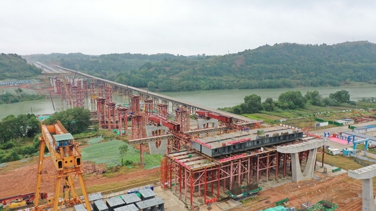 沱江特大桥施工现场。中国五冶供图