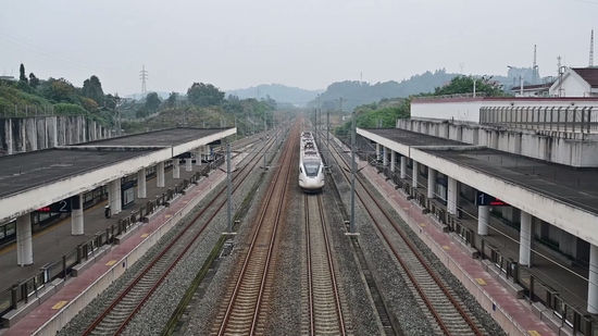 动车组列车行驶通过朝阳湖站。