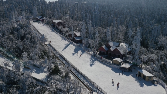 正式开放的雷洞坪滑雪场。峨眉山风景名胜区管委会供图
