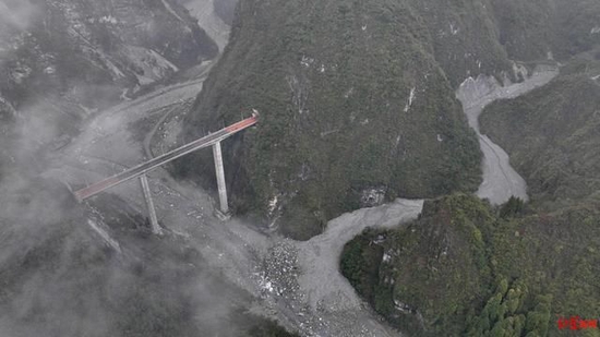 ↑绵茂公路在高山峡谷中穿行