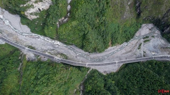 ↑绵茂公路在高山峡谷中穿行