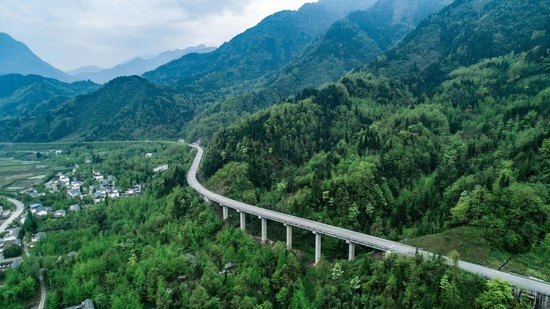 绵茂公路航拍。四川路桥集团供图