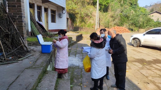 达州市达川区石梯镇中心卫生院，医护人员上门提供接种服务。石梯镇中心卫生院供图